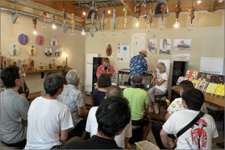 沖縄音楽の歴史を知る「島唄研究家」の小浜氏に立川氏が質問する形で掘り下げます